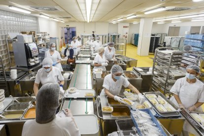 Parte del equipo de cocina del HUBU emplata el Menú de Reyes elaborado por Ricardo Temiño y Víctor Manuel Hernández que se ha replicado en 12 hospitales del país .SANTI OTERO