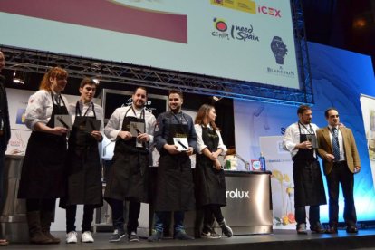 Ricardo Temiño, quinto por la derecha, junto al resto de finalistas del Cocinero Revelación.
