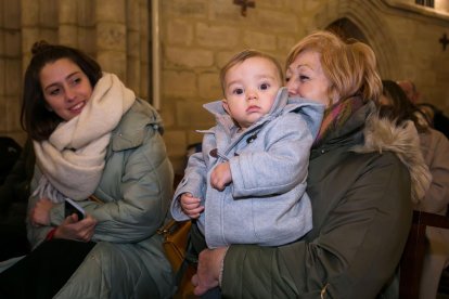 Instante de la celebración de la Misa de la Luz en la Real y Antigua de Gamonal. TOMÁS ALONSO