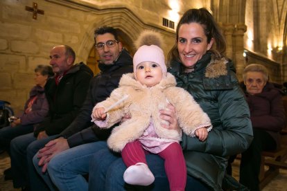 Instante de la celebración de la Misa de la Luz en la Real y Antigua de Gamonal. TOMÁS ALONSO