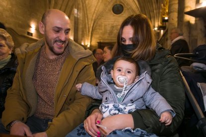 Instante de la celebración de la Misa de la Luz en la Real y Antigua de Gamonal. TOMÁS ALONSO