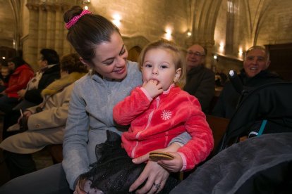 Instante de la celebración de la Misa de la Luz en la Real y Antigua de Gamonal. TOMÁS ALONSO