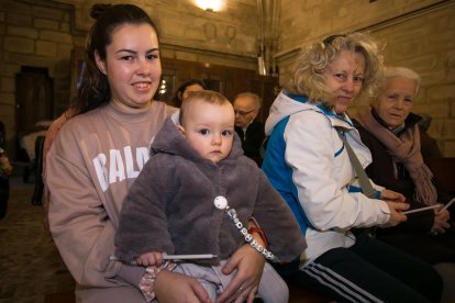 Instante de la celebración de la Misa de la Luz en la Real y Antigua de Gamonal. TOMÁS ALONSO