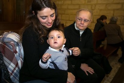 Instante de la celebración de la Misa de la Luz en la Real y Antigua de Gamonal. TOMÁS ALONSO