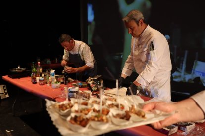 La exhibición de los cocineros de la comarca se celebró ayer sobre el escenario del Teatro Gran Casino. AGALSA
