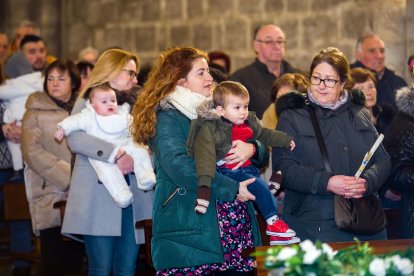 Instante de la celebración de la Misa de la Luz en la Real y Antigua de Gamonal. TOMÁS ALONSO