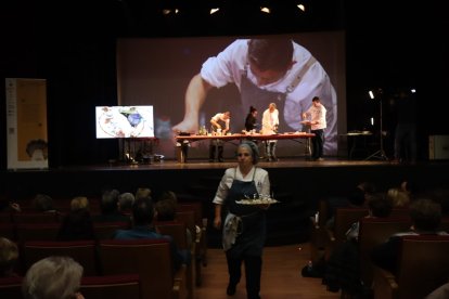La exhibición de los cocineros de la comarca se celebró ayer sobre el escenario del Teatro Gran Casino. AGALSA