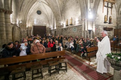 Instante de la celebración de la Misa de la Luz en la Real y Antigua de Gamonal. TOMÁS ALONSO