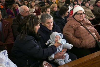 Instante de la celebración de la Misa de la Luz en la Real y Antigua de Gamonal. TOMÁS ALONSO