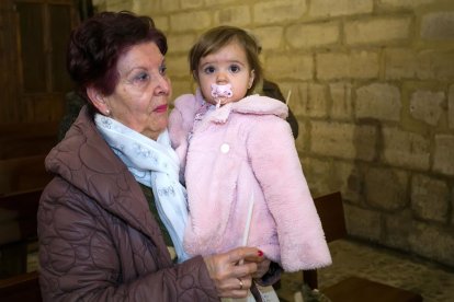 Instante de la celebración de la Misa de la Luz en la Real y Antigua de Gamonal. TOMÁS ALONSO