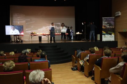 La exhibición de los cocineros de la comarca se celebró ayer sobre el escenario del Teatro Gran Casino. AGALSA