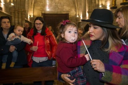 Instante de la celebración de la Misa de la Luz en la Real y Antigua de Gamonal. TOMÁS ALONSO
