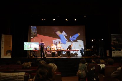 La exhibición de los cocineros de la comarca se celebró ayer sobre el escenario del Teatro Gran Casino. AGALSA