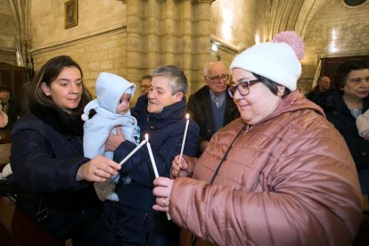Instante de la celebración de la Misa de la Luz en la Real y Antigua de Gamonal. TOMÁS ALONSO