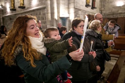 Instante de la celebración de la Misa de la Luz en la Real y Antigua de Gamonal. TOMÁS ALONSO