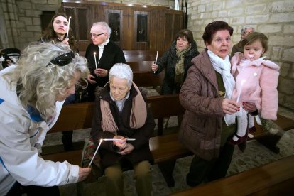 Instante de la celebración de la Misa de la Luz en la Real y Antigua de Gamonal. TOMÁS ALONSO