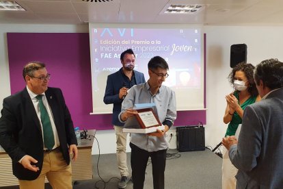Si Daniel Salazar estaba contento al recoger su premio, su tutora todavía más