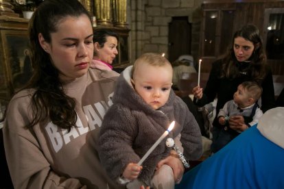 Instante de la celebración de la Misa de la Luz en la Real y Antigua de Gamonal. TOMÁS ALONSO