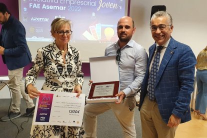 Sergio Martín recogió su premio de manos del delegado territorial, Roberto Sáiz y la Secretaria General de la FAE Burgos, Emiliana Molero