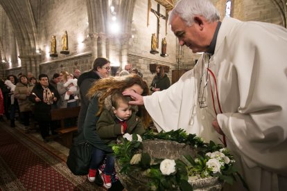 Instante de la celebración de la Misa de la Luz en la Real y Antigua de Gamonal. TOMÁS ALONSO