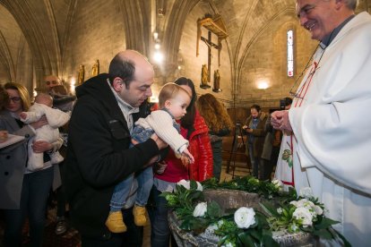 Instante de la celebración de la Misa de la Luz en la Real y Antigua de Gamonal. TOMÁS ALONSO