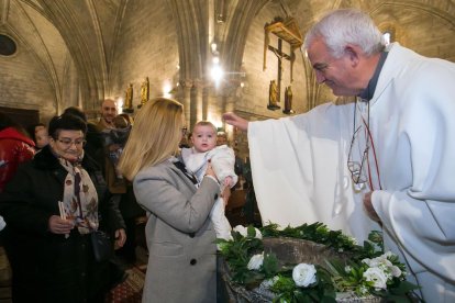 Instante de la celebración de la Misa de la Luz en la Real y Antigua de Gamonal. TOMÁS ALONSO