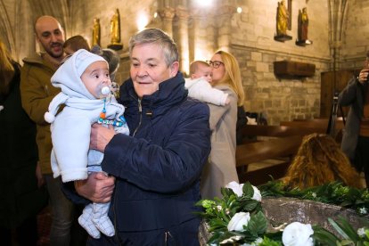 Instante de la celebración de la Misa de la Luz en la Real y Antigua de Gamonal. TOMÁS ALONSO
