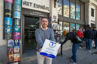 Alejandro Güemes en su comercio Art Español, distinguido por su calidad turística. TOMÁS ALONSO