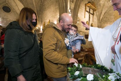 Instante de la celebración de la Misa de la Luz en la Real y Antigua de Gamonal. TOMÁS ALONSO