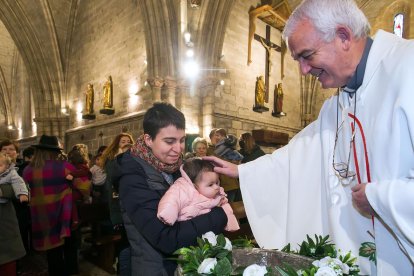 Instante de la celebración de la Misa de la Luz en la Real y Antigua de Gamonal. TOMÁS ALONSO