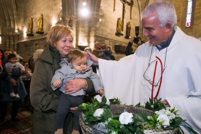 Instante de la celebración de la Misa de la Luz en la Real y Antigua de Gamonal. TOMÁS ALONSO