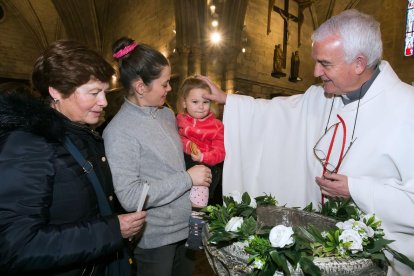 Instante de la celebración de la Misa de la Luz en la Real y Antigua de Gamonal. TOMÁS ALONSO