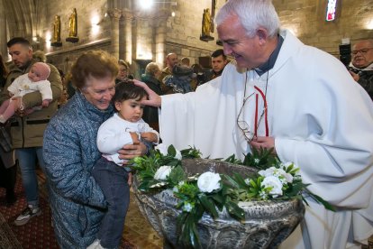 Instante de la celebración de la Misa de la Luz en la Real y Antigua de Gamonal. TOMÁS ALONSO