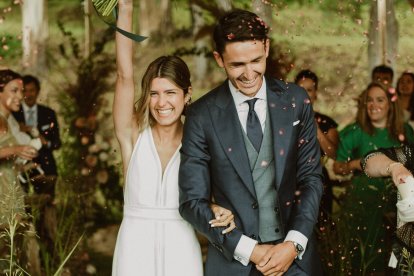 Un pareja recién casada sale de la ceremonia. MARINA PALACIOS