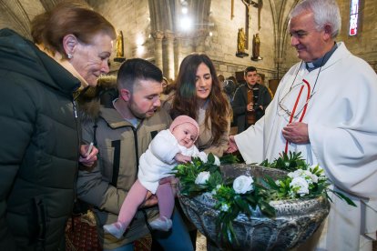 Instante de la celebración de la Misa de la Luz en la Real y Antigua de Gamonal. TOMÁS ALONSO