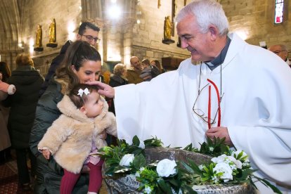 Instante de la celebración de la Misa de la Luz en la Real y Antigua de Gamonal. TOMÁS ALONSO