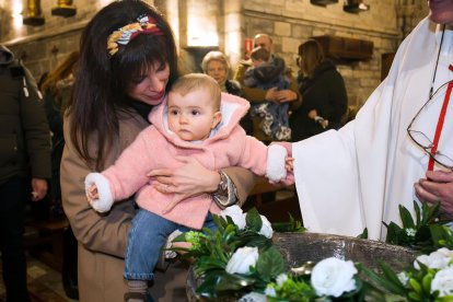 Instante de la celebración de la Misa de la Luz en la Real y Antigua de Gamonal. TOMÁS ALONSO