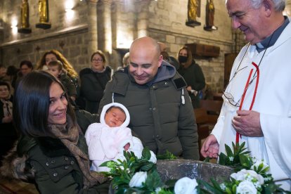 Instante de la celebración de la Misa de la Luz en la Real y Antigua de Gamonal. TOMÁS ALONSO