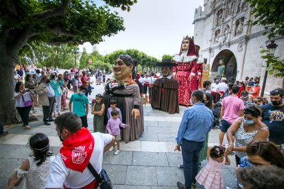 Comitiva de Gigantillos y Gigantones durante el pasado año. TOMÁS ALONSO