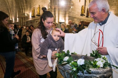 Instante de la celebración de la Misa de la Luz en la Real y Antigua de Gamonal. TOMÁS ALONSO