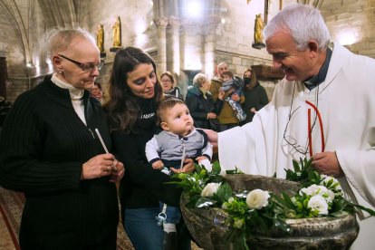 Instante de la celebración de la Misa de la Luz en la Real y Antigua de Gamonal. TOMÁS ALONSO
