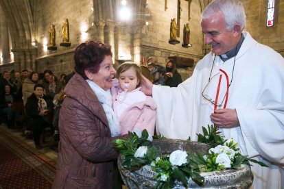 Instante de la celebración de la Misa de la Luz en la Real y Antigua de Gamonal. TOMÁS ALONSO