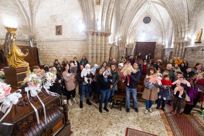 Instante de la celebración de la Misa de la Luz en la Real y Antigua de Gamonal. TOMÁS ALONSO