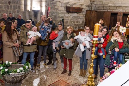 Instante de la celebración de la Misa de la Luz en la Real y Antigua de Gamonal. TOMÁS ALONSO