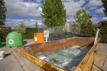 Contenedores de cristales, que no se pueden mezclar con el vidrio. SANTI OTERO