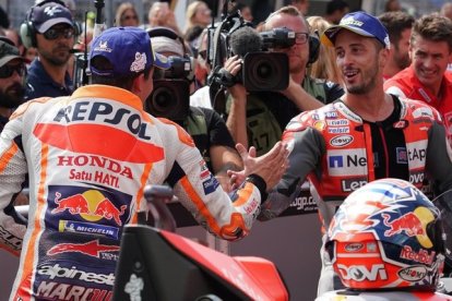 Marc Márquez (Honda) felicita a Andrea Dovizioiso (Ducati) por su victoria en Brno.