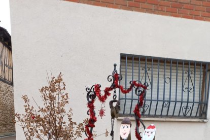 Adorno creado por las vecinas de Gumiel de Izán con materiales naturales y reciclados. ECB