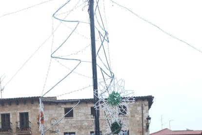 Adorno creado por las vecinas de Gumiel de Izán con materiales naturales y reciclados. ECB