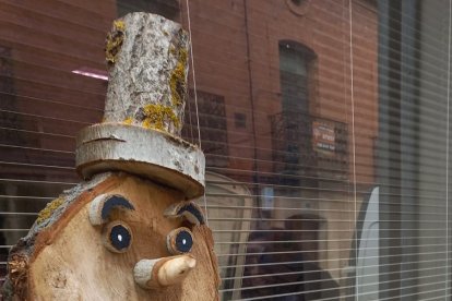 Adorno creado por las vecinas de Gumiel de Izán con materiales naturales y reciclados. ECB