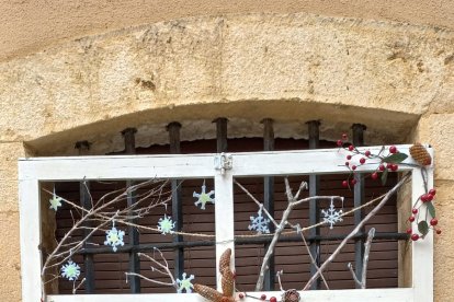 Adorno creado por las vecinas de Gumiel de Izán con materiales naturales y reciclados. ECB